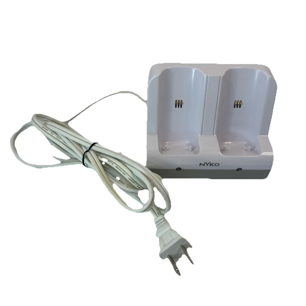 Nyko Charge Station‎ 87000-A50 for Nintendo Wii Remote Controllers